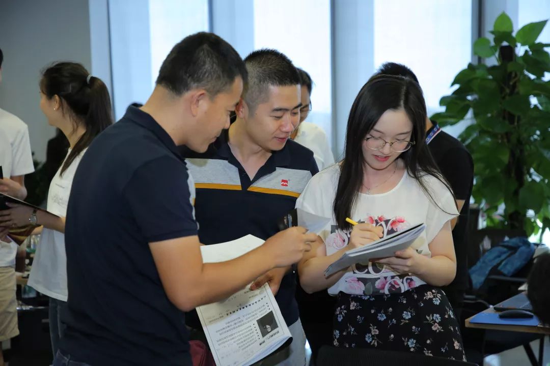 爱游戏游戏平台武汉三镇发布备战花絮，集结日单刀错失，全明星赛任务艰巨，细节决定成败的简单介绍